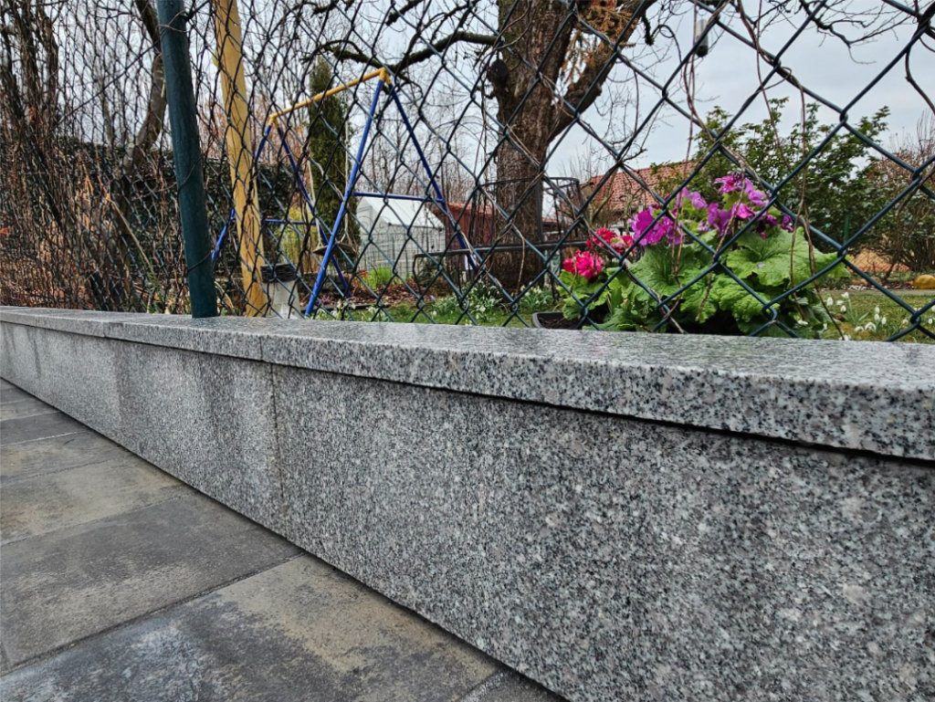 Betonfundament und Gehwegplatten in Neugablonz