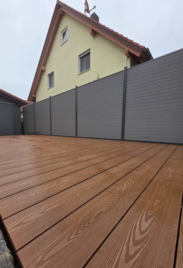 Sichtschutzzaun und WPC-Terrasse in Wiedergeltingen