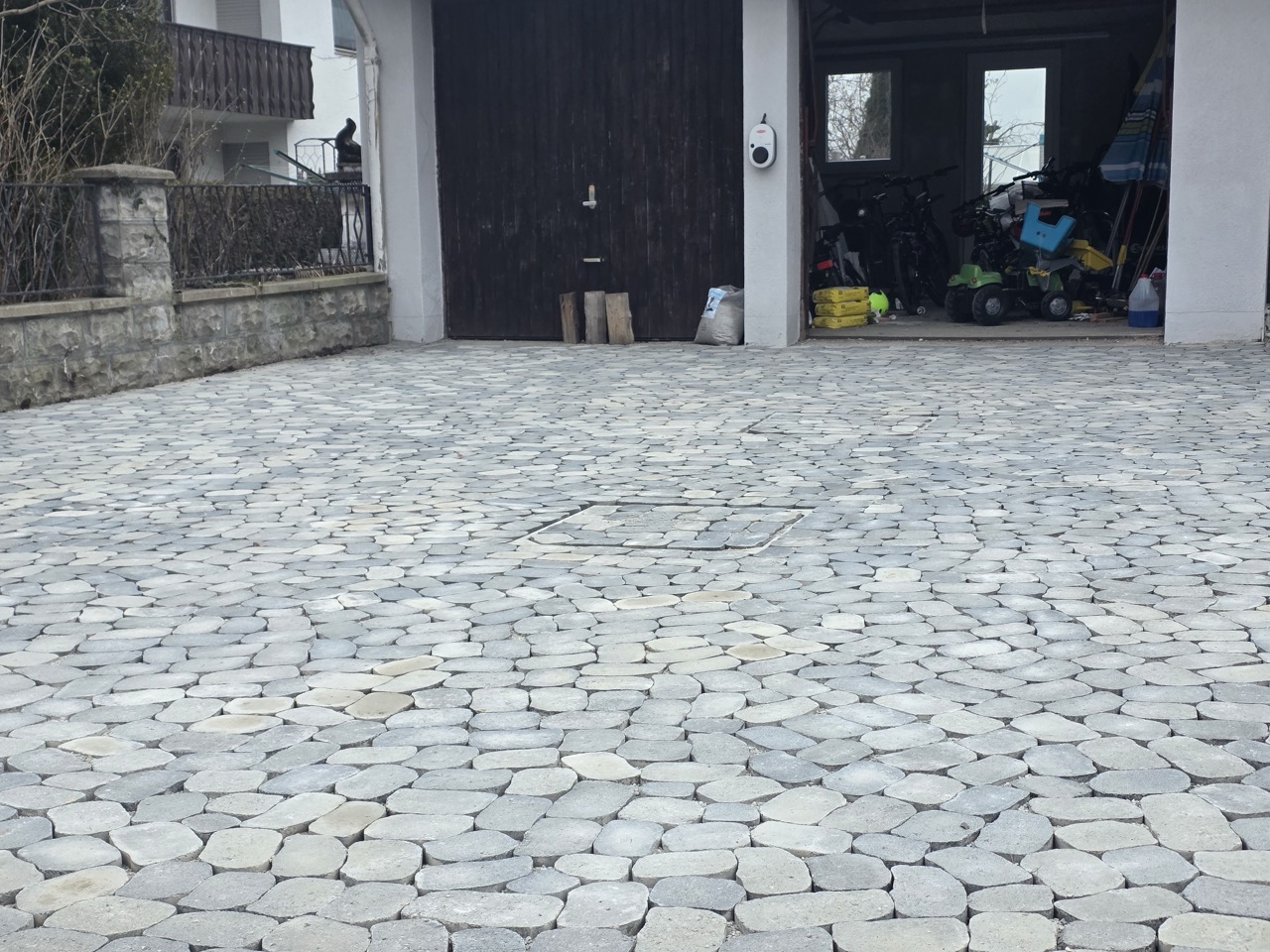 Einfahrt mit neuem Betonpflaster
